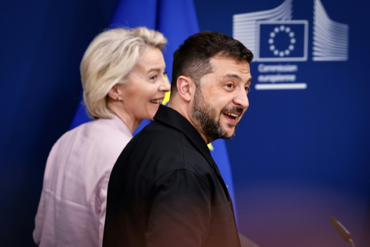 Le président ukrainien Volodymyr Zelensky et la présidente de la Commission européenne Ursula von der Leyen à Bruxelles, le 17 août 2025 ( AFP / Simon Wohlfahrt )