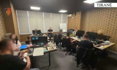 Cette image, tirée d'une vidéo diffusée par la police albanaise, montre des opérateurs dans un centre d'appels soupçonné d'être impliqué dans une escroquerie liée aux cryptomonnaies, à Tirana, en avril 2026 ( ALBANIA POLICE / Handout )
