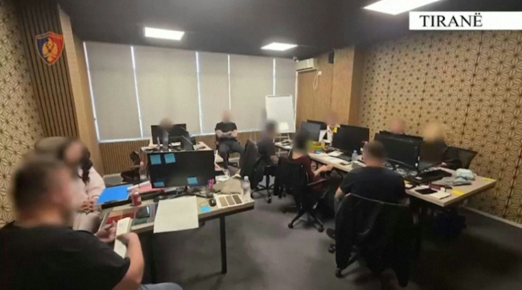 Cette image, tirée d'une vidéo diffusée par la police albanaise, montre des opérateurs dans un centre d'appels soupçonné d'être impliqué dans une escroquerie liée aux cryptomonnaies, à Tirana, en avril 2026 ( ALBANIA POLICE / Handout )