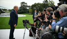 Le président américain Donald Trump s'adresse à la presse sur la pelouse sud de la Maison Blanche, le 9 octobre 2026 à Washington ( AFP / Alex WROBLEWSKI )