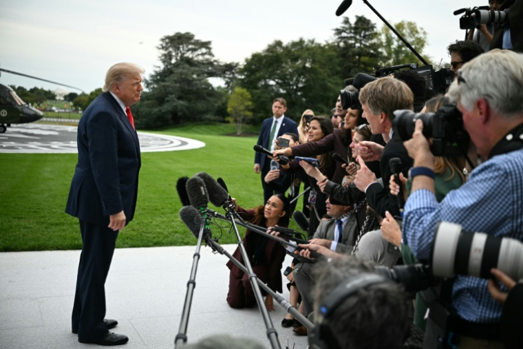 Le président américain Donald Trump s'adresse à la presse sur la pelouse sud de la Maison Blanche, le 9 octobre 2026 à Washington ( AFP / Alex WROBLEWSKI )