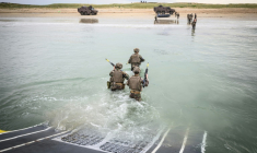 Des soldats des forces terrestres débarquent sur une plage dans le cadre de l'opération POLARIS 25 à Plouhinec dans le Morbihan, le 12 juin 2025 ( AFP / Loic VENANCE )