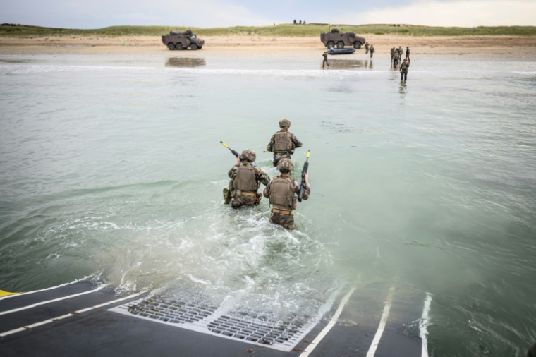 Des soldats des forces terrestres débarquent sur une plage dans le cadre de l'opération POLARIS 25 à Plouhinec dans le Morbihan, le 12 juin 2025 ( AFP / Loic VENANCE )