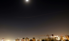 Une traînée de roquettes au-dessus de la ville côtière de Netanya, lors d'un nouveau barrage de missiles iraniens, le 30 mars 2026 en Israël ( AFP / JACK GUEZ )