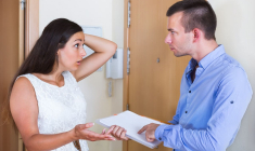 (Crédits photo : Adobe Stock - Discussions entre un locataire et un propriétaire concernant leur logement)