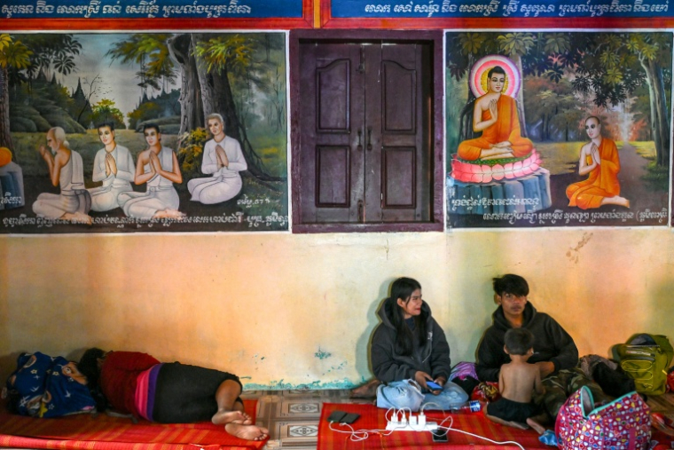 Des déplacés cambodgiens abrités dans un temple de la province de Siem Reap, le 9 décembre 2025 ( AFP / TANG CHHIN SOTHY )