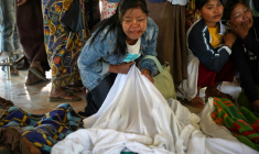 Des proches endeuillés pleurent devant des corps  alignés avant leur inhumation, après une frappe aérienne de l’armée birmane contre l'hôpital de Mrauk U, en Birmanie, le 11 décembre 2025 ( AFP / STR )