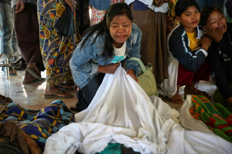 Des proches endeuillés pleurent devant des corps  alignés avant leur inhumation, après une frappe aérienne de l’armée birmane contre l'hôpital de Mrauk U, en Birmanie, le 11 décembre 2025 ( AFP / STR )