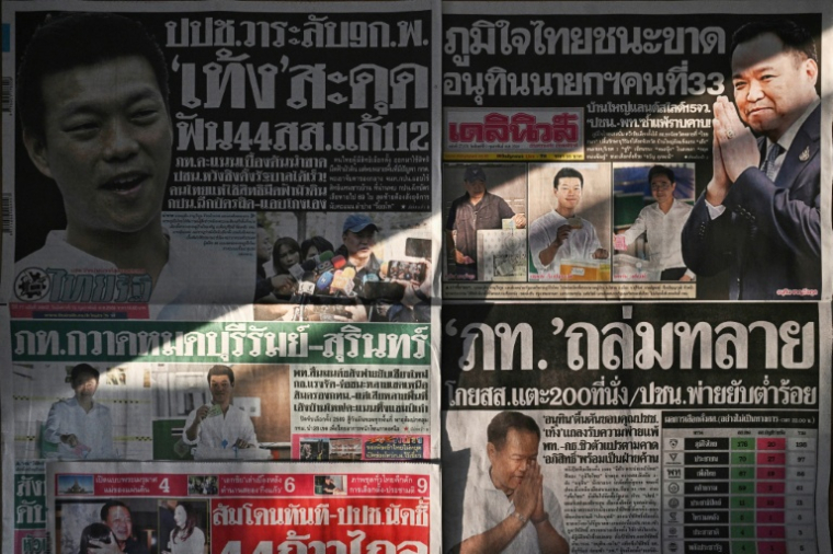 Les unes de la presse thaïlandaise après la victoire électorale du Premier ministre Anutin Charnvirakul, le 9 février 2026 ( AFP / Lillian SUWANRUMPHA )