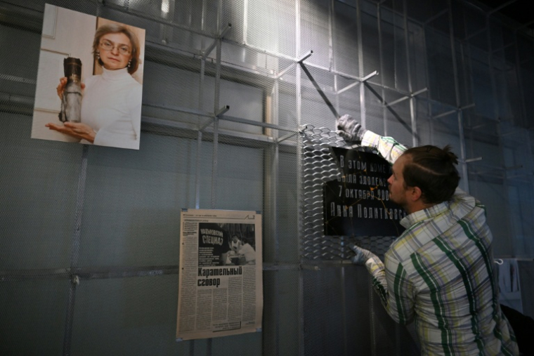 Installation d'une plaque commémorative à la mémoire d'Anna Politkovskaïa, initiallement installée sur son immeuble avant qu'elle soit vandalisée, à Moscou, le 6 octobre 2026 ( AFP / Igor IVANKO )