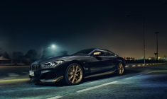 La Golden Thunder se distingue par sa carrosserie Sapphire Black ou Frozen Black. Contrastant avec le noir, les touches de peintures or mettent en valeur les lignes sportives du véhicule. On trouve de la dorure sur le bouclier avant, les bas de caisse, la jupe arrière et sur les coques des rétroviseurs. (crédit : BMW)