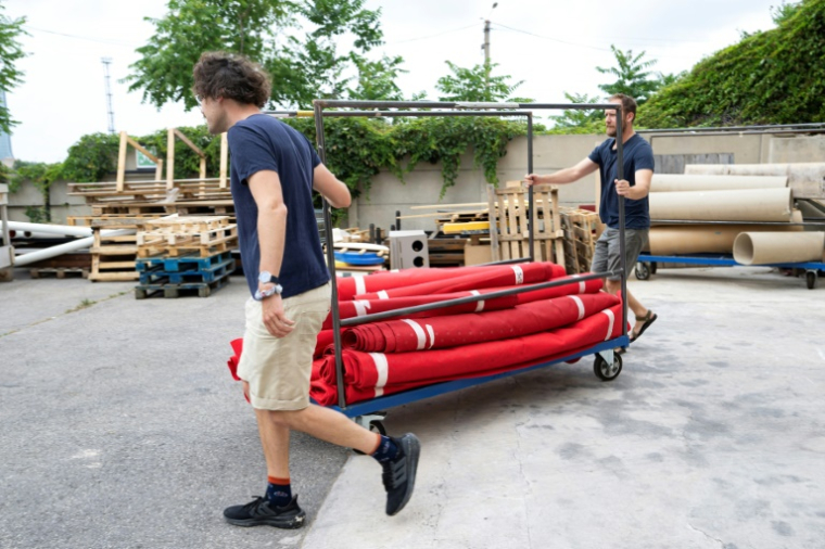 Dans l'entrepôt de l'association La réserve des arts, les tapis rouges utilisés lors du dernier Festival de Cannes sont mis en valeur et préparés pour être recyclés, le 4 juin 2025, à Marseille ( AFP / Miguel MEDINA )