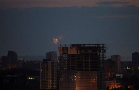 Un drone explose dans le ciel à Kyiv, en Ukraine