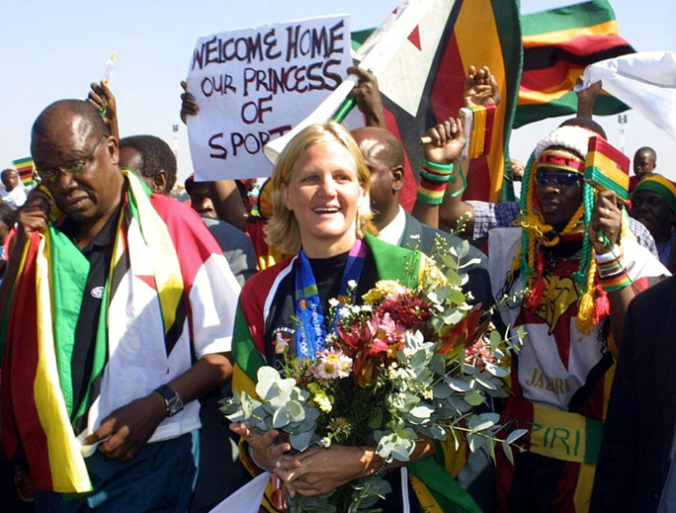 La nouvelle présidente du Comité international olympique (CIO), Kirsty Coventry, ici le 25 août 2004 à Harare, au Zimbabwe, à son retour des JO d'Athènes ( AFP / STR )