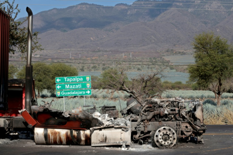 Un camion brûlé utilisé pour bloquer une route près du Tapalpa country club, à Tapalpa, au Mexique, le 24 février 2026 ( AFP / Ulises Ruiz )