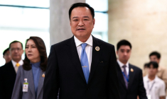 Anutin Charnvirakul à son arrivée au Parlement thaïlandais le 5 septembre 2025 à Bangkok, quelques heures avant d'être désigné nouveau Premier ministre ( AFP / Chanakarn Laosarakham )