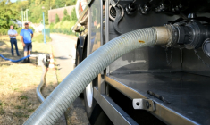 Un tuyau connecté à un camion-citerne venu ravitailler en eau la commune de Sainte-Marie-aux-Mines, dans le Haut-Rhin, le 11 août 2026 ( AFP / Jean-Christophe VERHAEGEN )