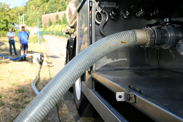 Un tuyau connecté à un camion-citerne venu ravitailler en eau la commune de Sainte-Marie-aux-Mines, dans le Haut-Rhin, le 11 août 2026 ( AFP / Jean-Christophe VERHAEGEN )