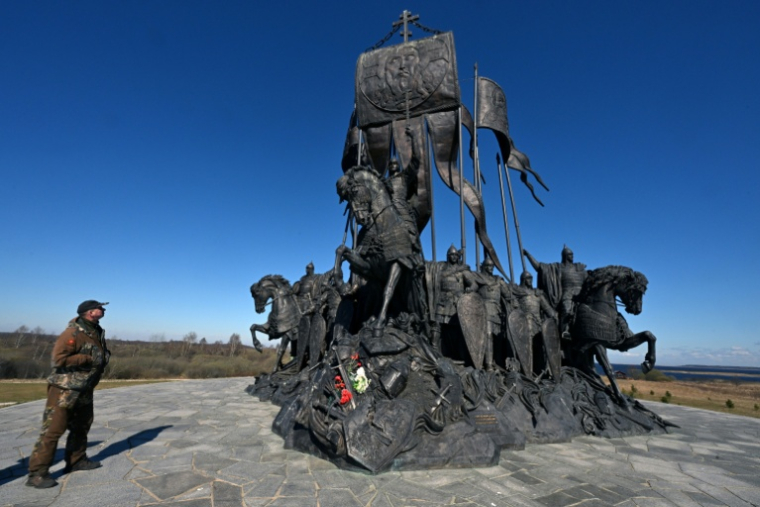 Un homme visite un monument au héros national médiéval russe Alexandre Nevski sur la berge du Lac Peïpous en Russie, près du village de Samolva et de la frontière avec l'Estonie, le 18 avril 2026 ( AFP / Olga MALTSEVA )