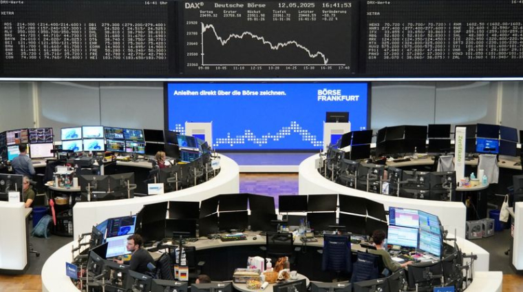 Le graphique de l'indice boursier allemand DAX est photographié à la bourse de Francfort