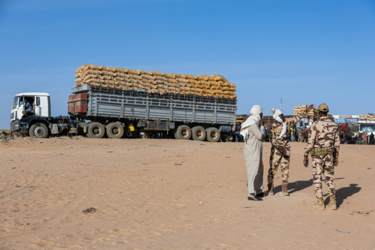 Des soldats tchadiens gardent la frontière avec le Soudan, à Adré (Tchad), le 14 janvier 2026 ( AFP / Joris Bolomey )