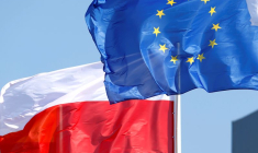 Les drapeaux de l'UE et de la Pologne flottent à la raffinerie d'Orlen à Mazeikiai