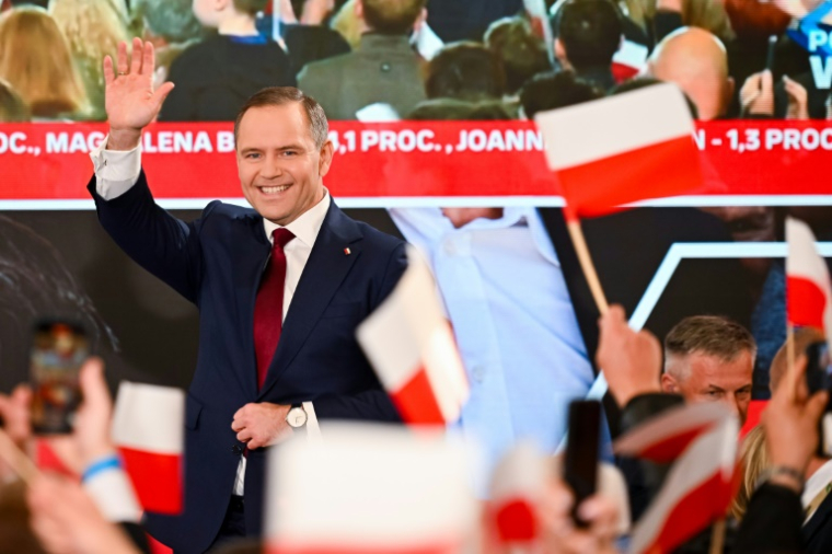 Le nationaliste Karol Nawrocki, candidat à l'élection présidentielle polonaise soutenu par le principal parti d'opposition Droit et Justice (PiS, conservateur), salue ses sympatshisants à Gdansk à l'issue du premier tour de scrutin, le 18 mai 2025 ( AFP / MATEUSZ SLODKOWSKI )