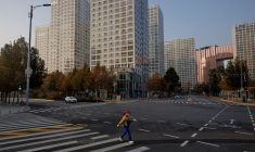 Photo d'archives: Une rue du Central Business District (CBD) largement vide alors que les épidémies de coronavirus (COVID-19) se poursuivent à Pékin