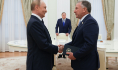 Photo de pool fournie par l'agence d'Etat russe Spoutnik montrant la rencontre entre le président russe Vladimir Poutine et l'émissaire américain Steve Witkoff le 6 août à Moscou. ( POOL / Gavriil Grigorov )