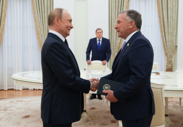 Photo de pool fournie par l'agence d'Etat russe Spoutnik montrant la rencontre entre le président russe Vladimir Poutine et l'émissaire américain Steve Witkoff le 6 août à Moscou. ( POOL / Gavriil Grigorov )