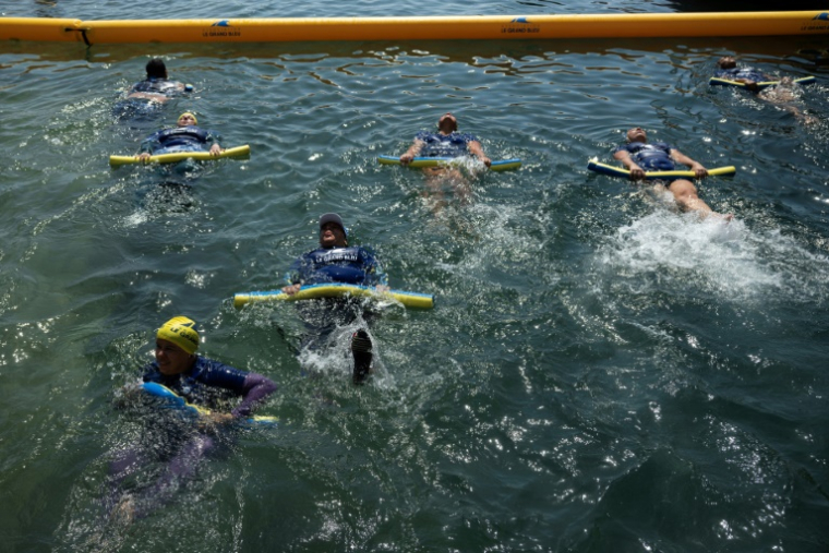 Des mères des quartiers Nord de Marseille participent à un cours de natation dispensé par l'association "Le Grand Bleu" dans une piscine d'eau de mer près du port de l'Estaque, le 11 août 2025 ( AFP / Miguel MEDINA )