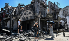 Des touriste chinois visitent le plateau où le film "Dead to Rights" a été tourné à Shanghai, le 27 août 2025 en Chine ( AFP / Hector RETAMAL )