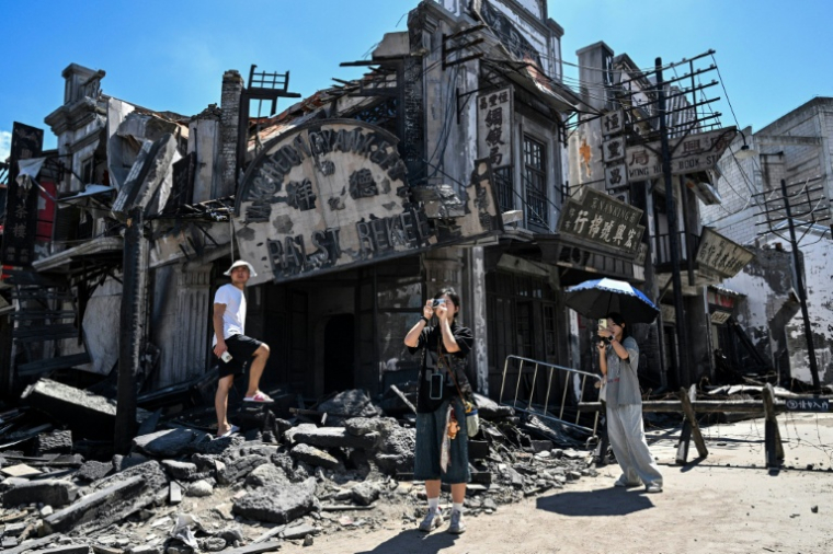 Des touriste chinois visitent le plateau où le film "Dead to Rights" a été tourné à Shanghai, le 27 août 2025 en Chine ( AFP / Hector RETAMAL )