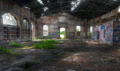 (Méfiez-vous de la tentation de l'urbex ou exploration urbaine, défi des jeunes pour visiter des lieux insolites inhabités et vétustes - Visuel Adobe Stock)