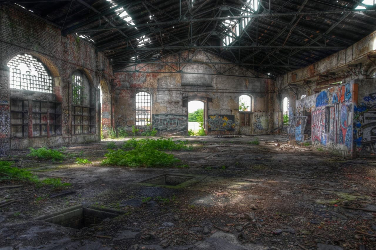 (Méfiez-vous de la tentation de l'urbex ou exploration urbaine, défi des jeunes pour visiter des lieux insolites inhabités et vétustes - Visuel Adobe Stock)
