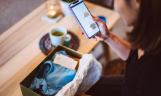 De plus en plus de marques proposent des vêtements écoresponsables, un peu plus chers, mais de meilleure qualité et plus durables. ( crédit photo : Getty Images )