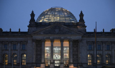Une vue montre le bâtiment du Reichstag, le siège du parlement allemand, à Berlin