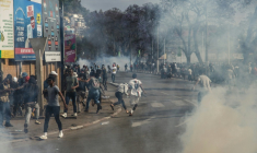 Les forces de sécurité tirent des gaz lacrymogènes pour disperser les manifestants, le 4 octobre 2025 à Antananarivo, à Madagascar ( AFP / RIJASOLO )