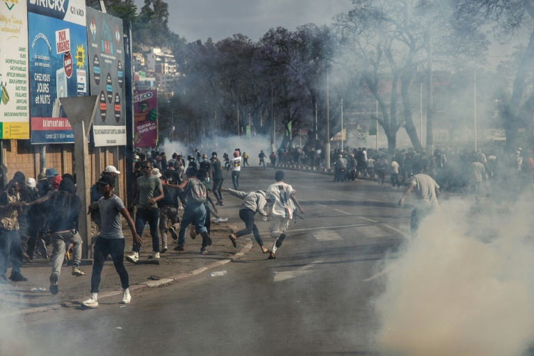Les forces de sécurité tirent des gaz lacrymogènes pour disperser les manifestants, le 4 octobre 2025 à Antananarivo, à Madagascar ( AFP / RIJASOLO )