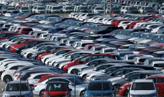 De nouvelles voitures sont visibles dans un parking près de Barcelone