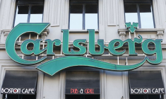 CARLSBERG FAIT MOINS BIEN QU'ATTENDU AU DEUXIÈME TRIMESTRE AVEC LA HAUSSE DES COÛTS