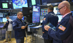 Des opérateurs à la Bourse de New York le 24 août 2026 ( AFP / ANGELA WEISS )