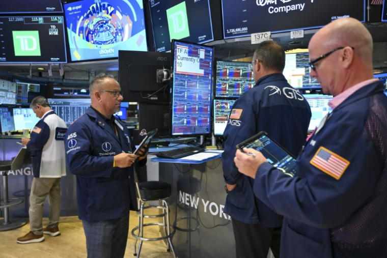 Des opérateurs à la Bourse de New York le 24 août 2026 ( AFP / ANGELA WEISS )