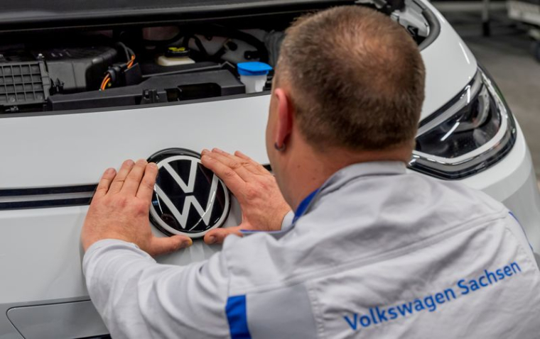 VOLKSWAGEN VA AUGMENTER LES SALAIRES APRÈS UN ACCORD AVEC LE SYNDICAT IG METALL