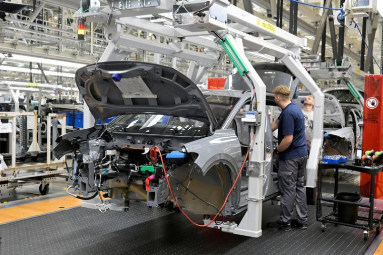 Vue générale d'une ligne de production dans une usine Volkswagen à Emden