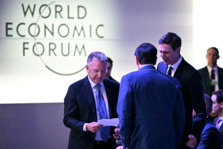 L'envoyé spécial américain Steve Witkoff (g), le secrétaire d'État américain Marco Rubio (c) et  Jared Kushner au Forum économique mondial (FEM) à Davos, le 22 janvier 2026 en Suisse ( AFP / Mandel NGAN )