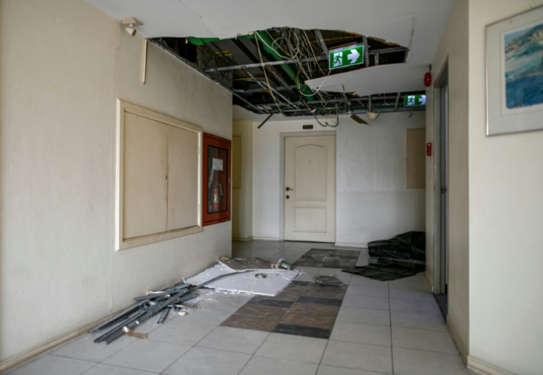 Cette photo prise le 29 mars 2025 montre un couloir endommagé à l'intérieur d'une tour d'habitation à Bangkok, après le tremblement de terre qui a frappé la veille le centre de la Birmanie et la Thaïlande ( AFP / Amaury PAUL )