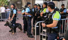 Des agents de police devant le tribunal en amont du prononcé des peines pour des militants de la mémoire de Tiananmen, à Hong Kong, le 11 septembre 2026 ( AFP / Peter PARKS )