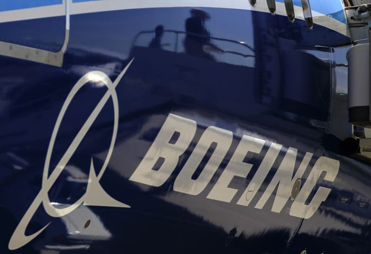Le logo Boeing est visible sur un Boeing 787 Dreamliner à Long Beach
