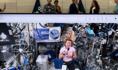 Un écran vidéo affiche l'astronaute de l'ESA Sophie Adenot, à bord de la Station spatiale internationale (ISS), s'exprimant lors d'une interview accordée à l'AFP au siège de l'Agence spatiale européenne (ESA) à Paris, le 26 février 2026 ( AFP / Jacques-Alexandre BRUN )